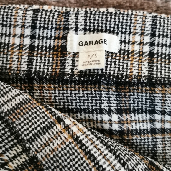 Garage skirt size small with a button detail - Picture 4 of 4